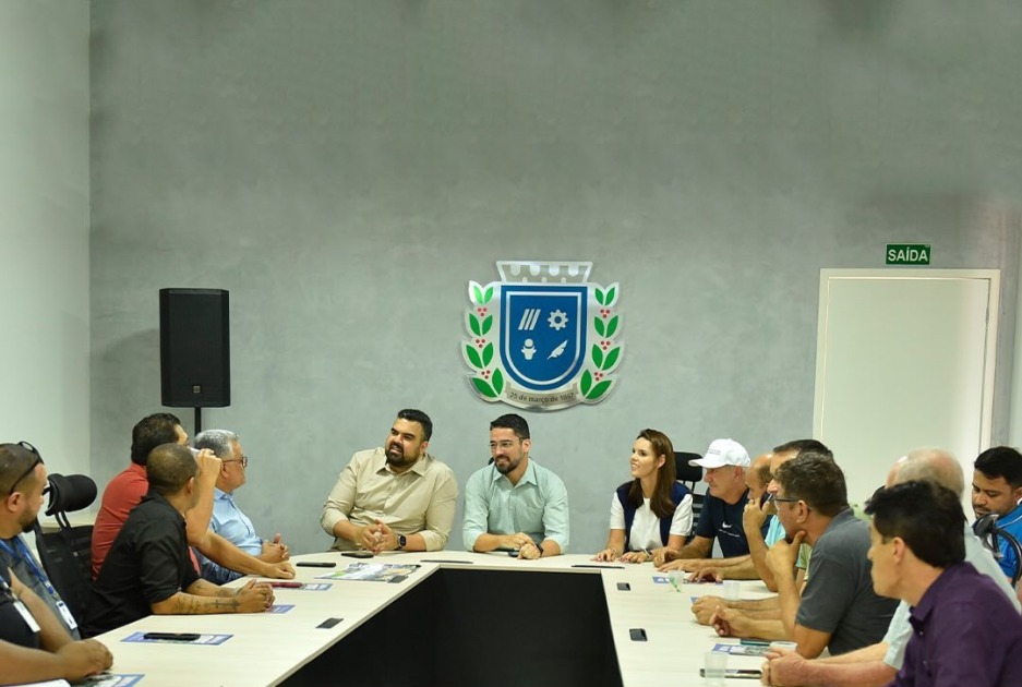 Victor Coelho anuncia reajuste salarial para servidores e piso nacional para professores em Cachoeiro