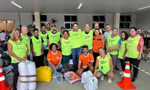 Carreta com cozinha industrial e 7 toneladas de doações partem de Vitória com destino a Mimoso