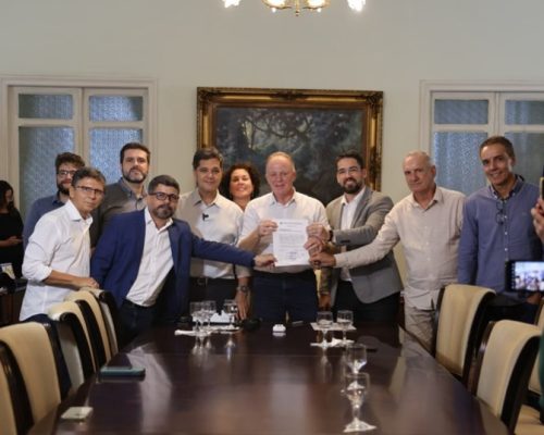 Ao lado de Victor Coelho e lideranças, Casagrande autoriza início das obras no Aeroporto de Cachoeiro