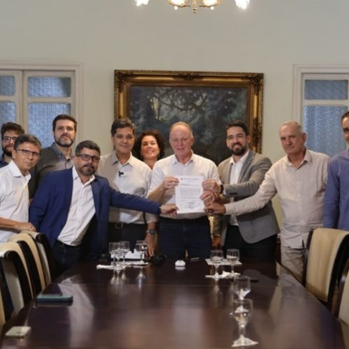 Ao lado de Victor Coelho e lideranças, Casagrande autoriza início das obras no Aeroporto de Cachoeiro